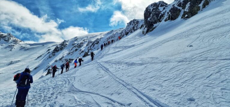 drumetie cu ghid in muntii retezat